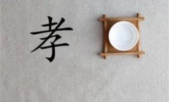 孝女伺候瘫痪老父十年，彻悟“百善孝为先”的奥秘